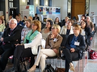 Publikum folgt interessiert den Podiumsteilnehmer_innen u.a. Jun.-Prof. Dr.-Ing. Manja Krüger