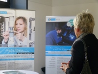 Teilnehmerin informiert sich über Jun.-Prof. Dr.-Ing. Manja Krüger