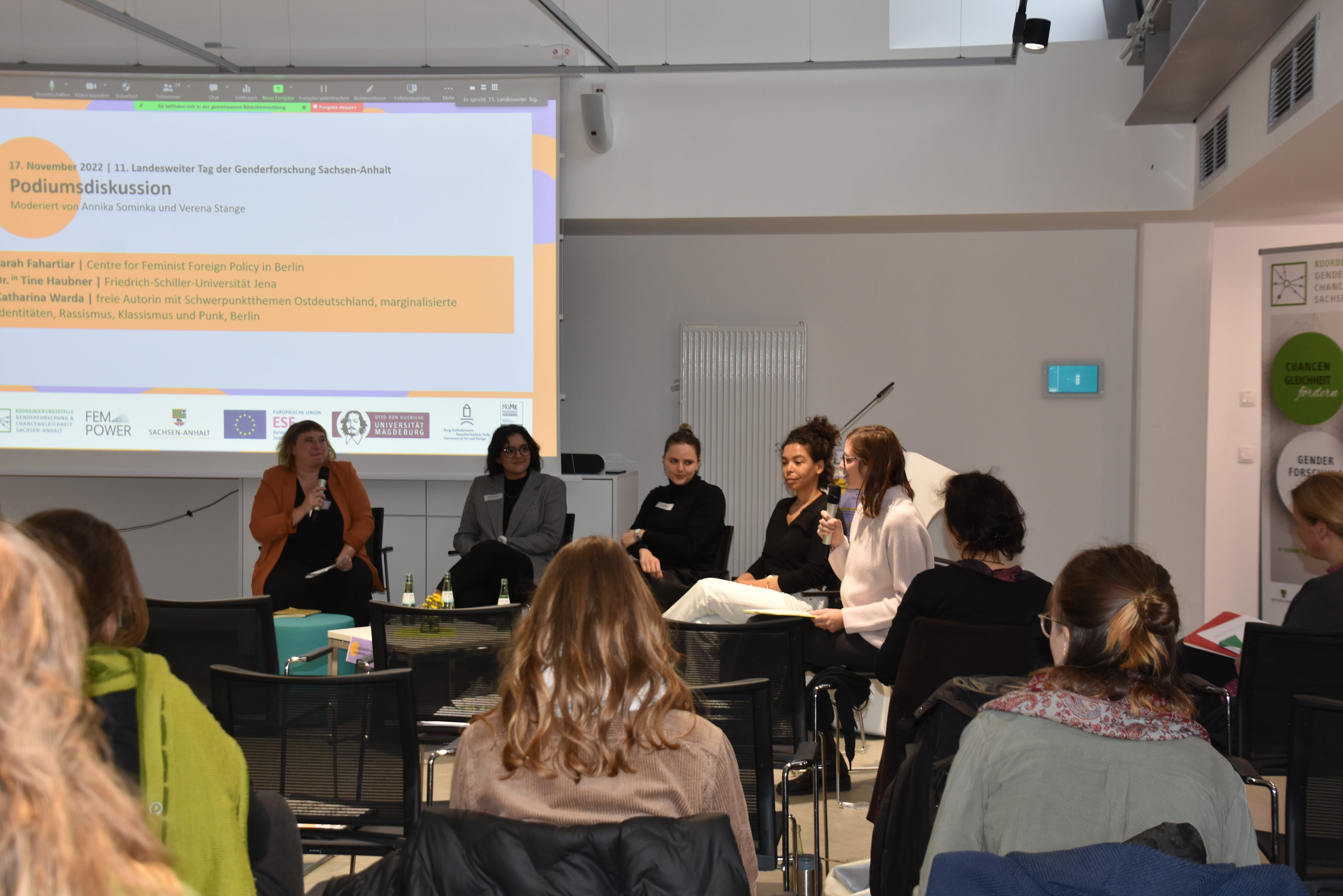Hybride Podiumsdiskussion über feministische Perspektiven auf Krise (v.l.: Annika Sominka, Sarah Fahartiar, Dr.in Tine Haubner, Katharina Warda und Verena Stange)